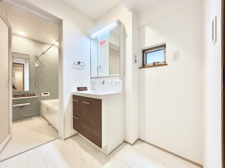 ̑@Ă̂ŎC̑ꏊłC\s܂B̐gxxCǂI