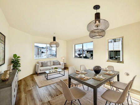 ���r���O�@�Ƒ��̘a�₩�ȉ�b���������Ă������B�J�����̂��郊�r���O�ł��B ���Ƌ��CG�ł�