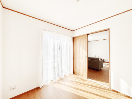 ���̑����ρ@���r���O�ɗאڂ����m���B�����˂��J������ƃ��r���O�ƌq����e���̋�Ԃɕϐg�I