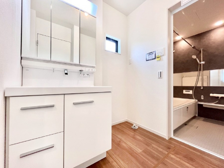 ���ʑ�E���ʏ��@��Ƃ�̐��ʃX�y�[�X�Œ��̐g�x�x���X���[�Y��