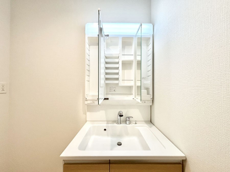 ���̑����ρ@�O�ʋ��̗��ɁA���ϕi��q���p�i�Ȃǂ����[�\�B���ʑ����������ƕۂ��܂��I