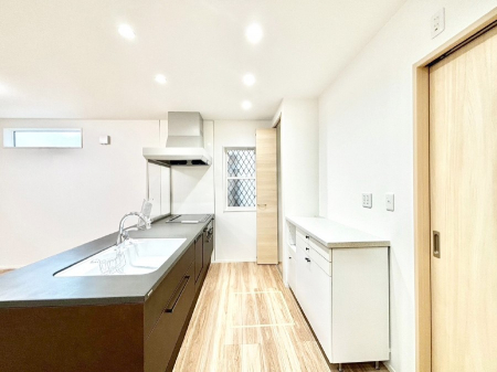 �L�b�`���@�J�b�v�{�[�h��ݒu�����[���̃L�b�`���B  