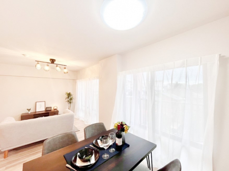 rO@RƂƑW܂郊rO͉Ƒ݂Ȃ̌e̋ԂłB