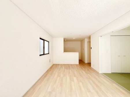 ���r���O�@���邢�z���������A�����̕��͋C�ɖ�������郊�r���O�E�_�C�j���O�B   