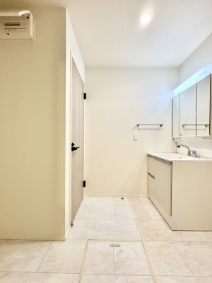 ʑEʏ@邢ʏ͖̐gxxyłႢłB