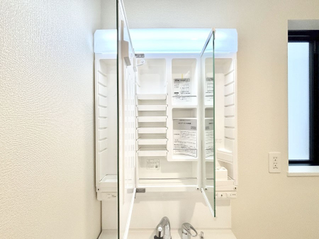 ���̑����ρ@�O�ʋ��̗��ɁA���ϕi��q���p�i�Ȃǂ����[�\�B���ʑ����������ƕۂ��܂��I