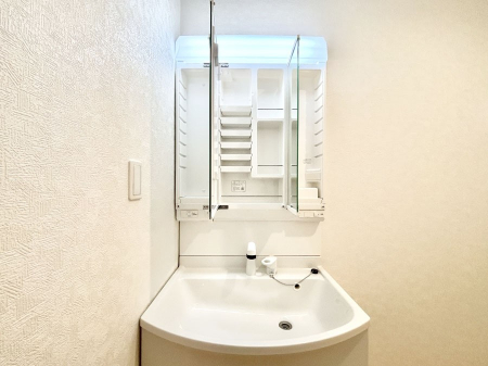 ���̑����ρ@�O�ʋ��̗��ɁA���ϕi��q���p�i�Ȃǂ����[�\�B���ʑ����������ƕۂ��܂��I