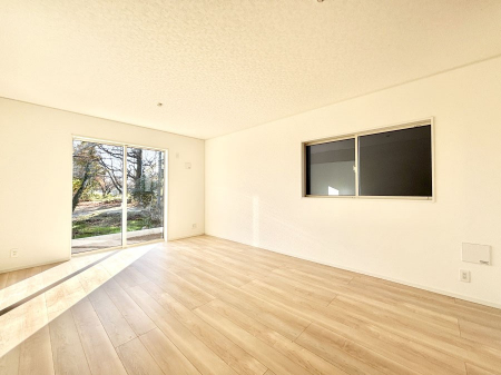 ���̑����ρ@�Ƒ��̏Ί炪���R�Ɛ��܂�Ă���A����ȕ��͋C�̃_�C�j���O�Ɏd�オ���Ă��܂��B