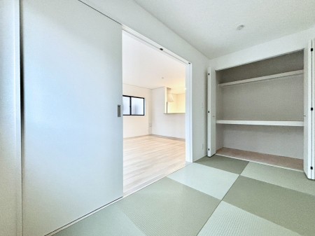 ���̑����ρ@���r���O�Ɨׂ荇���Ă���a���B�ق��ƈꑧ�ł���a�̋�Ԃ��Y�ꂸ�ɁB 