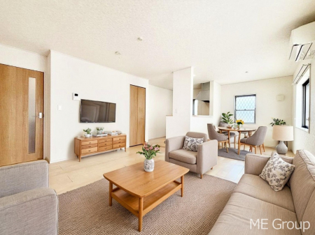 ���r���O�@�Ƒ��̘a�₩�ȉ�b���������Ă������B�J�����̂��郊�r���O�ł��B ���Ƌ��CG�ł�