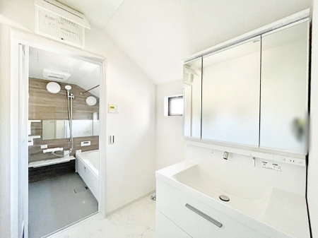 ̑@Ă̂ŎC̑ꏊłC\s܂B̐gxxCǂI