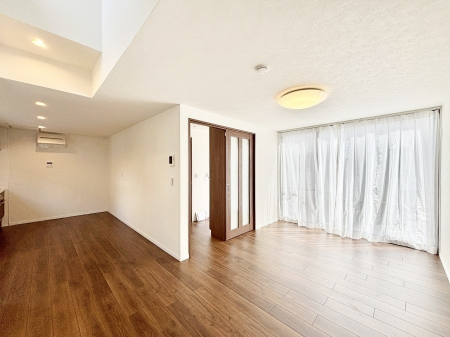 ���r���O�@���邢�z���������A�����̕��͋C�ɖ�������郊�r���O�_�C�j���O