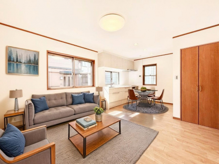 ���r���O�@�Ƒ��̘a�₩�ȉ�b���������Ă������B�J�����̂��郊�r���O�ł��B ���Ƌ��CG�ł�