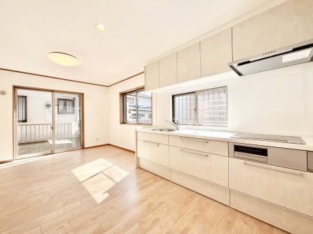 ���r���O�@���R������荞�܂�A�Ƒ��c���̏ꏊ�𖾂邭���o