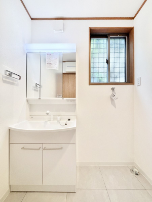 ���ʑ�E���ʏ��@�X�^�C�����O�ɕ֗��ȎO�ʋ��A�~���[�L���r�l�b�g�ōׂ������X�b�L��