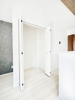 ���̑����ρ@���r���O���[�B�����Ɏ��[������ƕ����W�܂�LDK���X�b�L���Еt�������ł��ˁB  