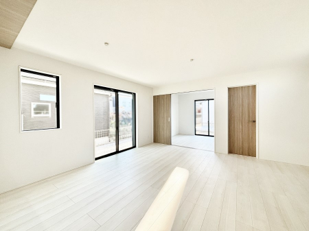 ���r���O�@���邢�z���������A�����̕��͋C�ɖ�������郊�r���O�E�_�C�j���O�B 