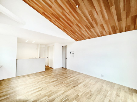 ̑ρ@Ƒ̏Ί炪RƐ܂ĂAȕ͋C̃_CjOɎdオĂ܂B