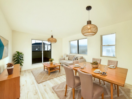 ���r���O�@�Ƒ��̘a�₩�ȉ�b���������Ă������B�J�����̂��郊�r���O�ł��B ���Ƌ��CG�ł�