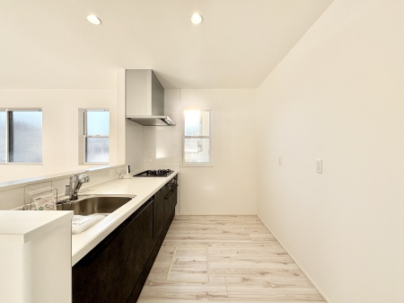 �L�b�`���@�u�₩�ȕ����ʂ蔲����L�b�`���B��������̂Ŗ��邭���C�ɂ��𗧂��܂��B