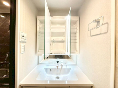 ���̑����ρ@�O�ʋ��̗��ɁA���ϕi��q���p�i�Ȃǂ����[�\�B���ʑ����������ƕۂ��܂��I