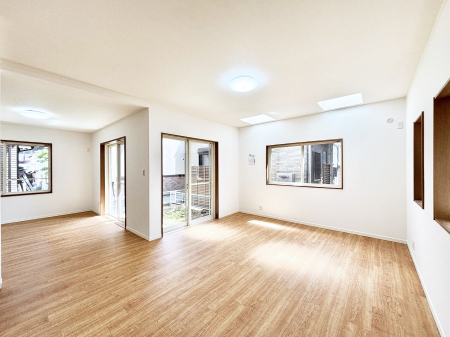 ���r���O�@���邢�z���������A�����̕��͋C�ɖ�������郊�r���O�E�_�C�j���O�B 