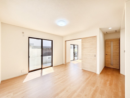 ̑ρ@Ƒ̏Ί炪RƐ܂ĂAȕ͋C̃_CjOɎdオĂ܂B