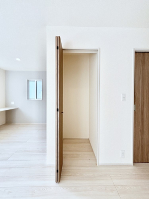 ���̑����ρ@���r���O���[�B�����Ɏ��[������ƕ����W�܂�LDK���X�b�L���Еt�������ł��ˁB  