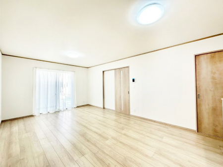 ̑ρ@Ƒ̏Ί炪RƐ܂ĂAȕ͋C̃_CjOɎdオĂ܂ 