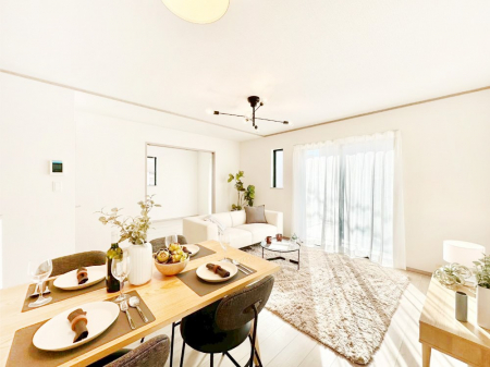 ̑ρ@Ƒ̏Ί炪RƐ܂ĂAȕ͋C̃_CjOɎdオĂ܂B