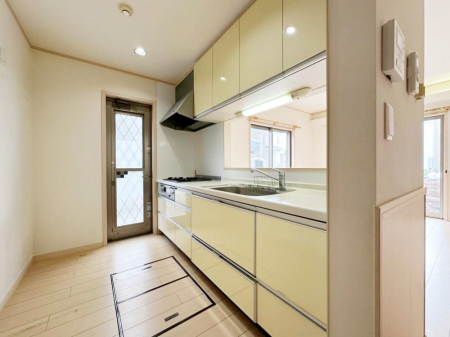 �L�b�`���@�J�E���^�[�z���ɂ��b�������Ȃ��疈���̂������������Ɗy����