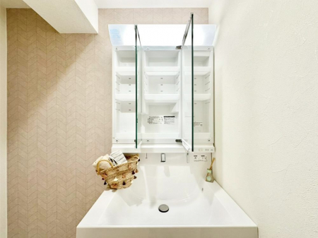 ���̑����ρ@�O�ʋ��̗��ɁA���ϕi��q���p�i�Ȃǂ����[�\�B���ʑ����������ƕۂ��܂��I