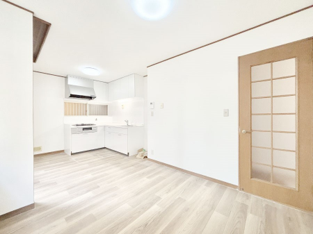 ���r���O�@���邢�z���������A�����̕��͋C�ɖ�������郊�r���O�E�_�C�j���O�B 