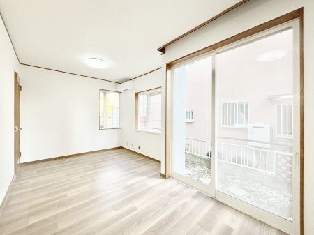 ���̑����ρ@�Ƒ��̏Ί炪���R�Ɛ��܂�Ă���A����ȕ��͋C�̃_�C�j���O�Ɏd�オ���Ă��܂��B