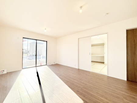 ���̑����ρ@�Ƒ��̏Ί炪���R�Ɛ��܂�Ă���A����ȕ��͋C�̃_�C�j���O�Ɏd�オ���Ă��܂� 