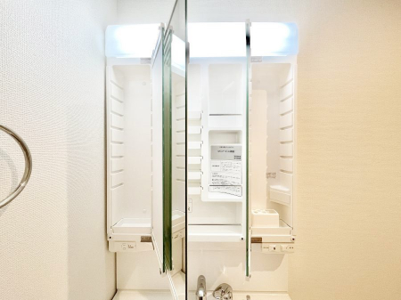 ���̑����ρ@�O�ʋ��̗��ɁA���ϕi��q���p�i�Ȃǂ����[�\�B���ʑ����������ƕۂ��܂��I