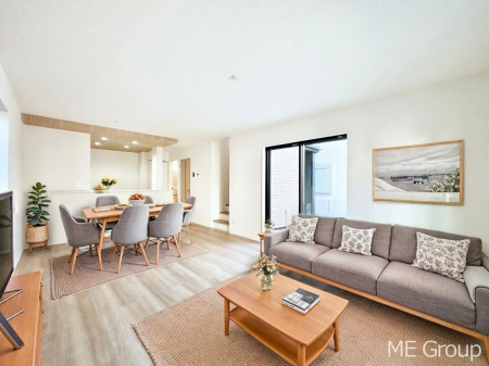 ���r���O�@�Ƒ��̘a�₩�ȉ�b���������Ă������B�J�����̂��郊�r���O�ł��B���Ƌ��CG�ł�  