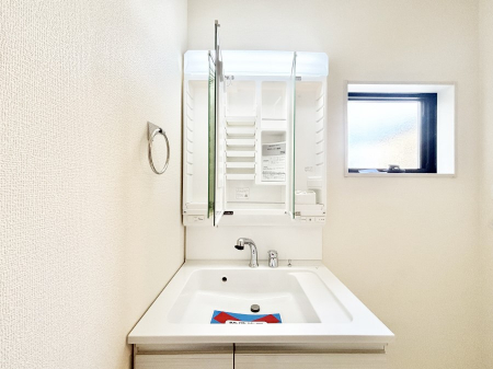 ���̑����ρ@�O�ʋ��̗��ɁA���ϕi��q���p�i�Ȃǂ����[�\�B���ʑ����������ƕۂ��܂��I