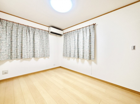 ̑ρ@Ƒ̏Ί炪RƐ܂ĂAȕ͋C̃_CjOɎdオĂ܂B