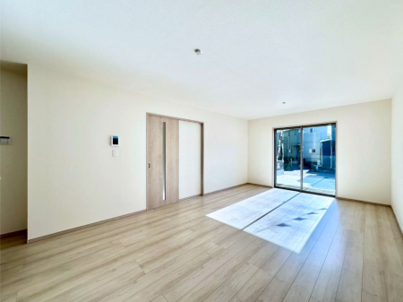 ���r���O�@���邢�z���������A�����̕��͋C�ɖ�������郊�r���O�E�_�C�j���O�B 