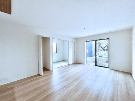 ̑ρ@Ƒ̏Ί炪RƐ܂ĂAȕ͋C̃_CjOɎdオĂ܂B