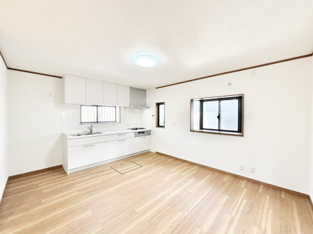 ���r���O�@���Ƒ��̓��₩�Șb�����ŕ�܂�閾�邢���r���O