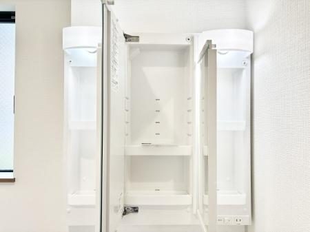 ���̑����ρ@�O�ʋ��̗��ɁA���ϕi��q���p�i�Ȃǂ����[�\�B���ʑ����������ƕۂ��܂��I