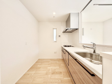 �L�b�`���@�u�₩�ȕ����ʂ蔲����L�b�`���B��������̂Ŗ��邭���C�ɂ��𗧂��܂��B  