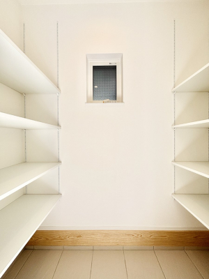 ���[�@�V���[�Y�C���N���[�[�b�g�t���I�J���x�r�[�J�[���u���܂��B   