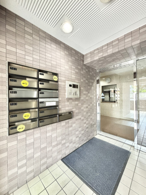 ���̑��@�|�X�g�̓G���g�����X���ɂ���̂ŉJ�ɔG�ꂸ�X�ւ��󂯎��܂��I