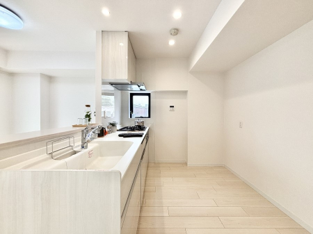 �L�b�`���@���������Ȃ��炲�Ƒ��Ƃ̉�b���y���߂�ΖʃL�b�`��