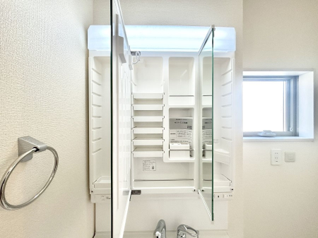 ���̑����ρ@�O�ʋ��̗��ɁA���ϕi��q���p�i�Ȃǂ����[�\�B���ʑ����������ƕۂ��܂��I