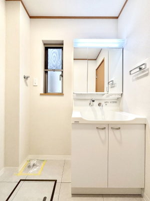 ʑEʏ@邢ʏ͖̐gxxyłႢłB