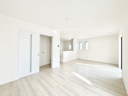 ���r���O�@���Ƒ��̓��₩�Șb�����ŕ�܂�閾�邢���r���O